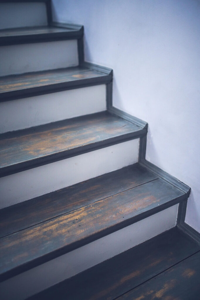 Oude houten trap vóór renovatie