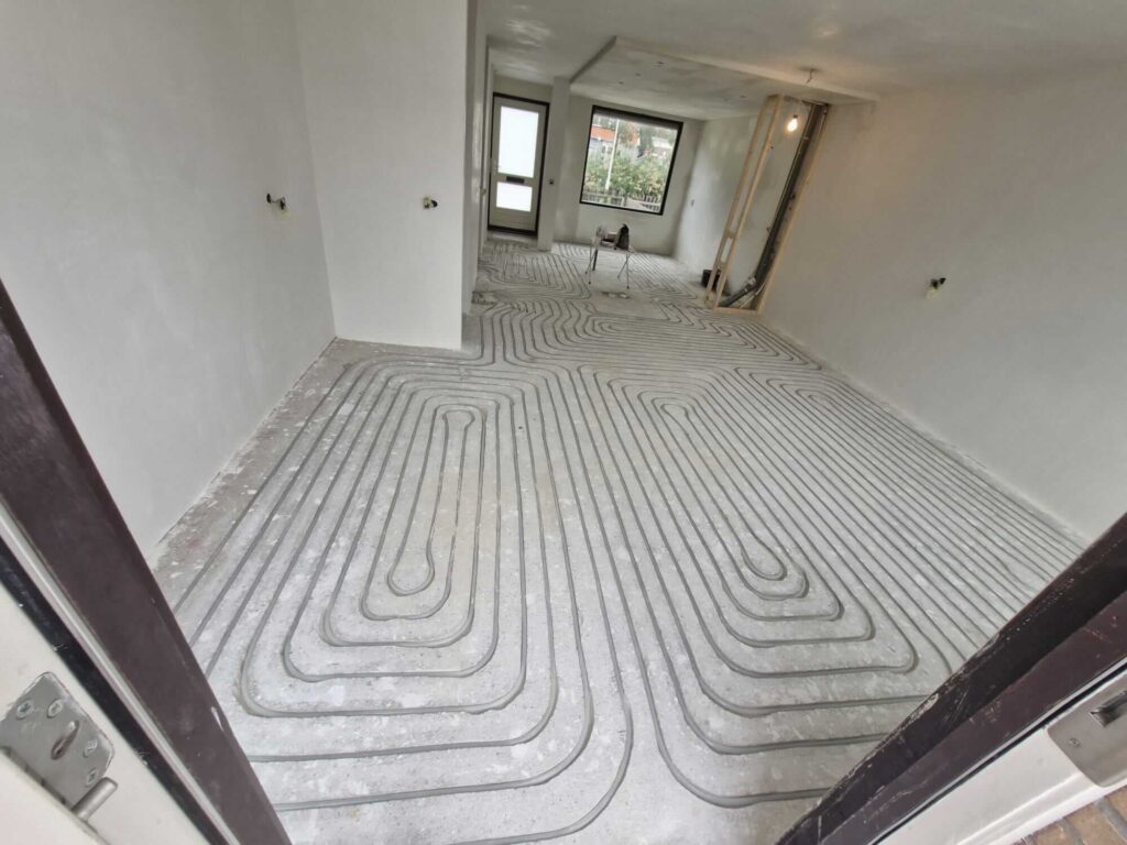 Installatie van vloerverwarming voor een PVC-vloer in woonkamer en woonkeuken